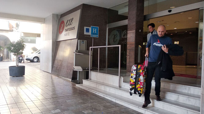 Dos turistas salen del Hotel Tartessos de la capital onubense.