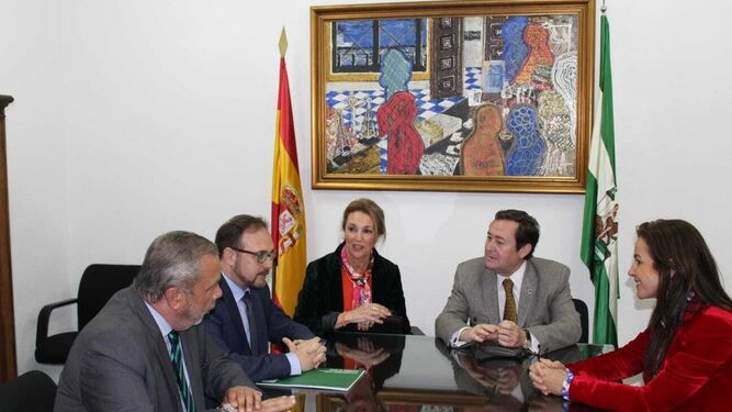 La secretaria general para la Justicia, María José Torres, se reunió ayer con representantes judiciales en Huelva.