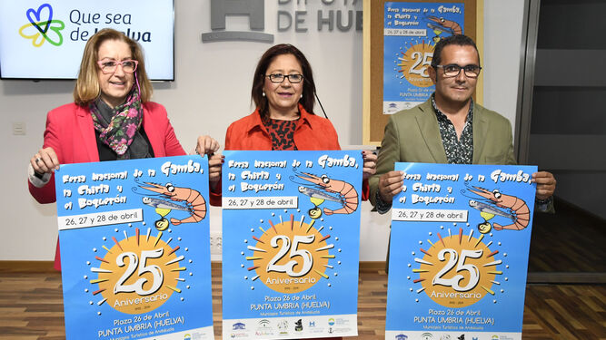 La concejal Antonia Hernández, la alcaldesa Aurora Águedo y el diputado Salvador Gómez con el cartel.
