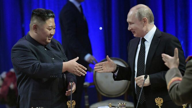 Kim  y Putin se saludan tras su encuentro en la ciudad rusa de Vladivostok.