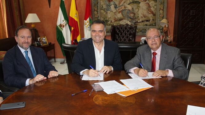 Firma del convenio entre el Ayuntamiento de La Palma y Apyme.