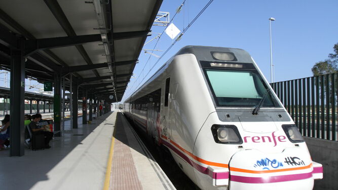 Un tren de Media Distancia estacionado en la vía de la estación de Huelva.