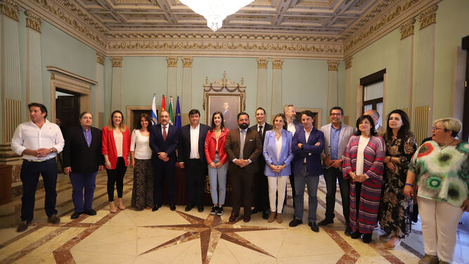 Foto de familia tras la firma del convenio entre el Ayuntamiento de Huelva y la Federación Española de Bádminton para acoger el Mundial en 2021.