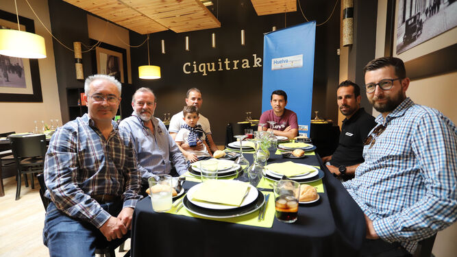 Los integrantes de la Tertulia Deportiva de ‘Huelva Información’, en el Gastrobar Ciquitrake.