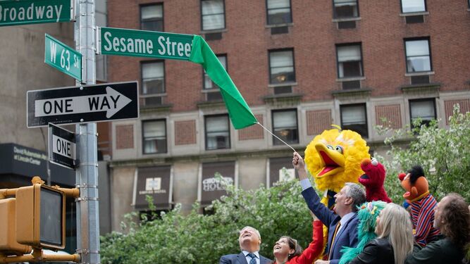 El alcalde de Nueva York, Bill de Blasio, descubre la placa de Sesame Street ante Epi, Blas y sus amigos