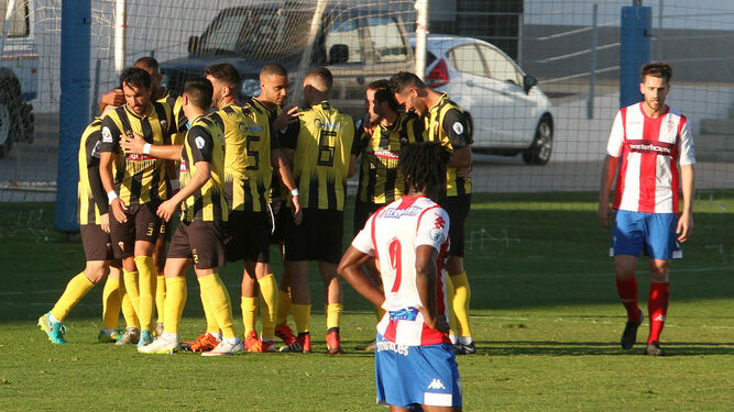 Los jugadores del San Roque celebran un gol durante el partido ante el Algeciras.