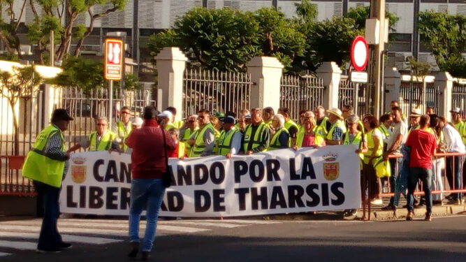 Vecinos de Tharsis protestan a la puertas del Parlamento andaluz por el proceso de segregación.