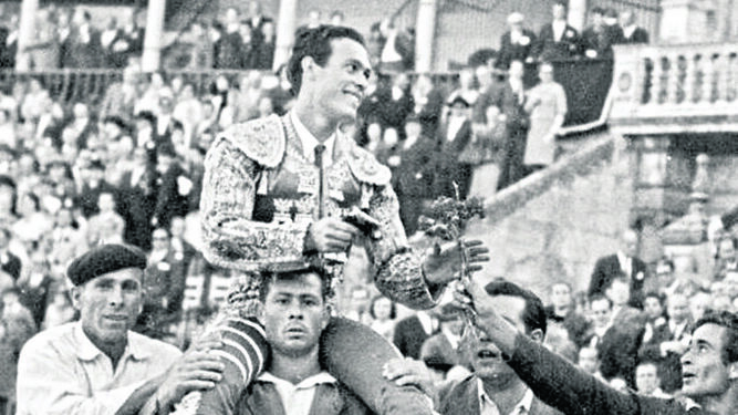 Curro Romero salió en hombros en su primera Feria de Abril en 1959.