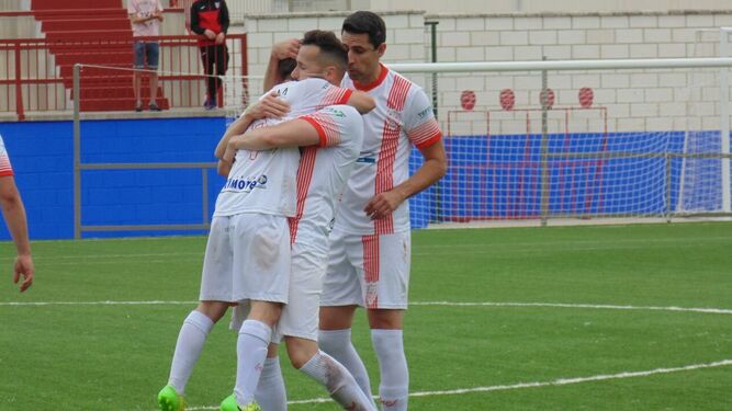 Galleti y Chía, asistente y goleador, se abrazan tras el gol del empate, ayer en La Palma.