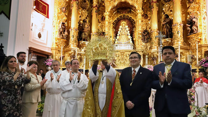 El párroco de Almonte y capellón de El Rocío bendice la corona de oro de la Virgen del Rocío.