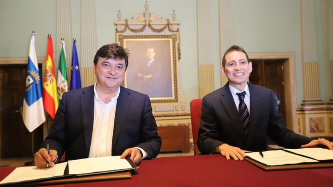 El alcalde y el presidente de la Federación Española de Bádminton, durante la firma del convenio.