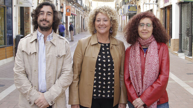 La candidata Pilar Marín, con dos componentes de su equipo, Javier González y Patricia Pelegrín, ayer en la calle Rábida de Huelva.