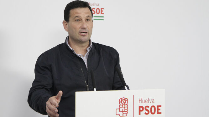 El secretario de Política Municipal del PSOE de Huelva, Ezequiel Ruiz, en su comparecencia de esta mañana.