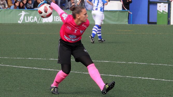 Sara Serrat, durante un partido de esta temporada con el Sporting Puerto.