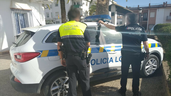 Dos agentes de la Policía Local de Almonte junto a uno de los vehículos no homologados.