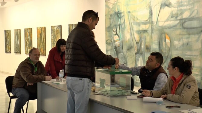 Un ciudadano ejerce su derecho al voto en las pasadas elecciones generales.