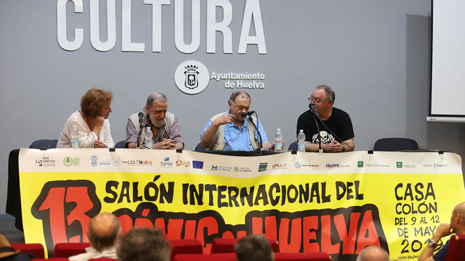 La moderadora y colorista de cómic Encarnación Revuelta, con Enrique Ventura, Ozeluí y Carlos Azagra, en un momento de la mesa redonda de ayer.