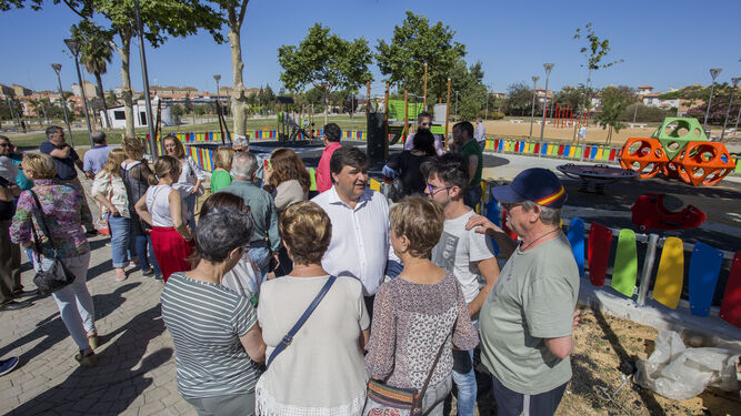 El alcalde y candidato, Gabriel Cruz, conversa con los vecinos en el parque Antonio Machado tras exponer su propuesta en materia medioambiental.