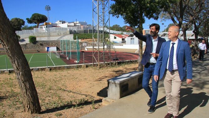 Javier Imbroda -derecha-, durante su visita a la Ciudad Deportiva de Huelva.