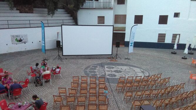 Cine de verano al aire libre en Linares de la Sierra