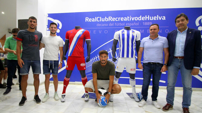 Diego Jiménez, Caye Quintana, Marc Martínez, Salmerón y Manolo Zambrano, durante la presentación de las camisetas de la presente campaña.