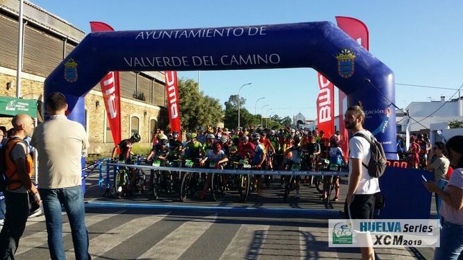 Los ciclistas, preparados para tomar la salida en la prueba de  Valverde del Camino.