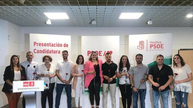 Rocío Díaz, cabeza de lista del PSOE a la Alcaldía de Minas de Riotinto, junto a miembros de su lista.