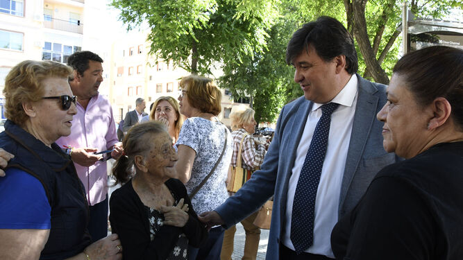 El alcalde y candidato del PSOE, Gabriel Cruz, conversa con vecinos de La Orden.