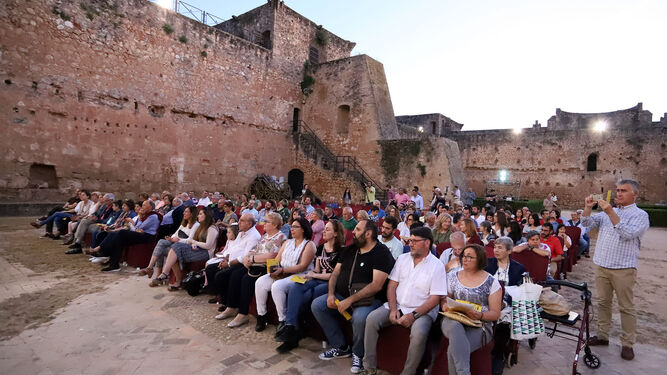 Público en el castillo de Niebla, durante la presentación de la 35 edición del Festival.