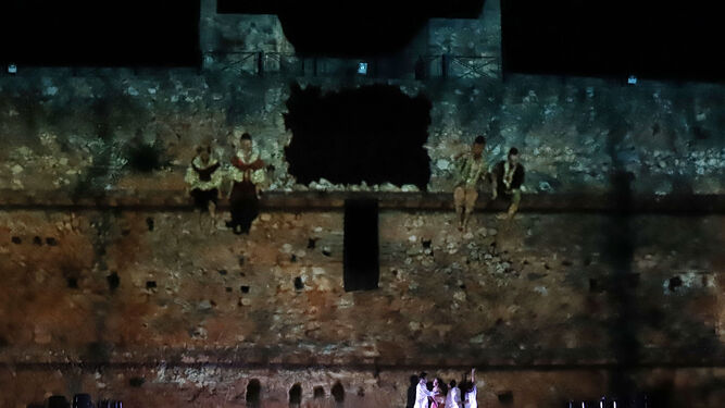Representaci&oacute;n de 'Los ni&ntilde;os de Murillo', anoche, en el castillo de Niebla, durante la presentaci&oacute;n de la 35 edici&oacute;n del Festival