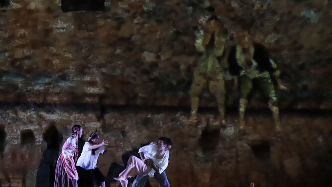 Representaci&oacute;n de 'Los ni&ntilde;os de Murillo', anoche, en el castillo de Niebla, durante la presentaci&oacute;n de la 35 edici&oacute;n del Festival