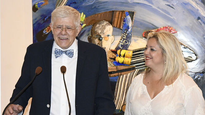 El pintor Juan Carlos Castro Crespo y la diputada de Cultura, Lourdes Garrido.