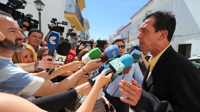 Miguel Rivera se disculpa con la prensa  a la salida del juzgado: “No puedo decir nada”, repetía.