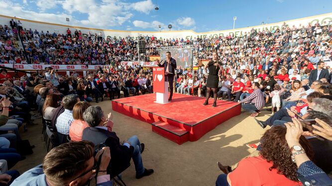 El presidente del Gobierno en funciones, Pedro Sánchez, durante el acto electoral que los socialistas han celebrado este sábado en la plaza de toros de Calasparra.
