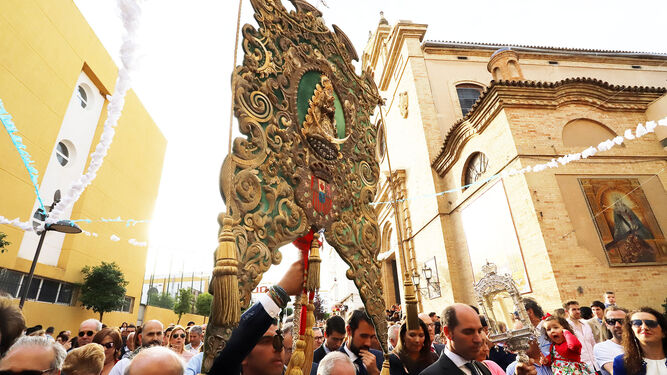 El Simpecado de Huelva nada más salir del Sagrado Corazón de Jesús.
