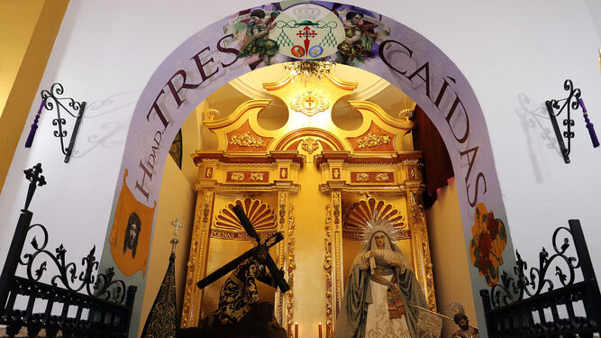 Las imágenes del Señor de las Penas y la Virgen del Amor en su nuevo retablo.