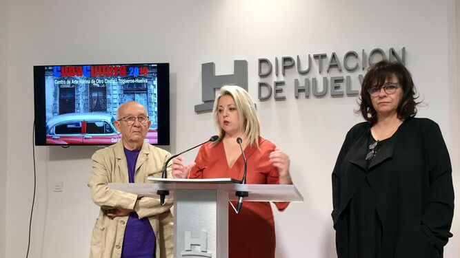 La diputada de Cultura, Lourdes Garrido, junto a Juan Manuel Seisdeos y Lourdes Santos.