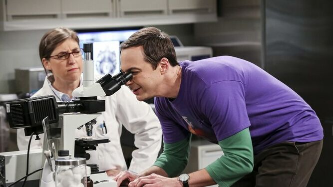 Sheldon en el laboratorio de Amy en 'Big Bang'