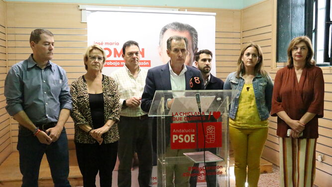 Román con integrantes de la candidatura socialista en la Casa del Pueblo.