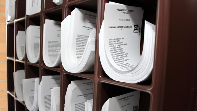 Papeletas dispuestas para emitir el voto en un colegio electoral.