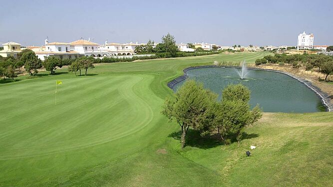 Panorámica del campo de golf Dunas de Doñana, en Matalascañas, cuando estaba activo.