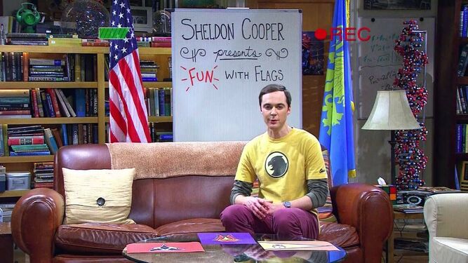 "Hola soy el doctor Sheldon Cooper, bienvenidos al primer episodio de Sheldon Cooper presenta... 'Diversi&oacute;n con banderas'. Durante las pr&oacute;ximas 52 semanas ustedes y yo vamos a explorar el din&aacute;mico mundo de la vexilolog&iacute;a"