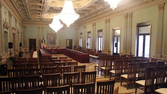 Imagen del Salón de Plenos del Ayuntamiento de la capital, en cuyas sillas se sentarán los miembros de la nueva Corporación Municipal que saldrá de las elecciones de hoy.