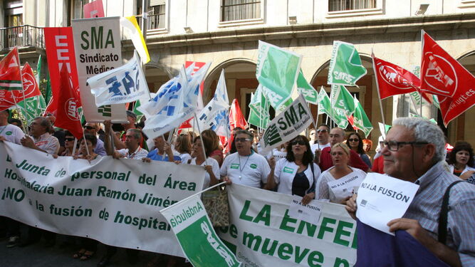 Protesta de los sindicatos ante la Delegación de Salud de 2015.