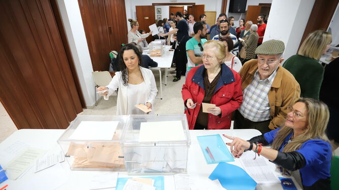 Vecinos de Huelva se disponen a votar en las pasadas elecciones generales.