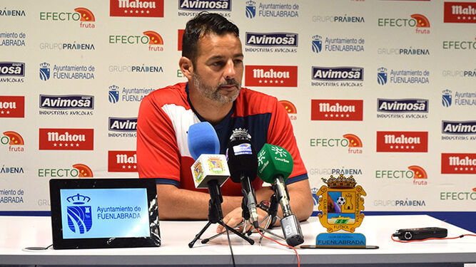 Mere, entrenador del Fuenlabrada, durante la rueda de prensa previa al partido.
