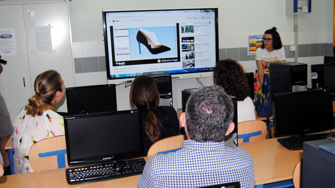 Una profesora del ciclo técnico del calzado explica el proyecto de diseño en 3D.