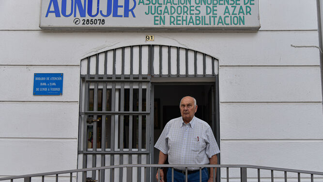 Jorge Barroso, ante la sede de Aonujer.