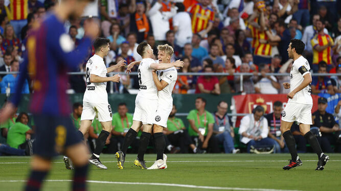 Gameiro se abraza con Wass tras el primer gol.