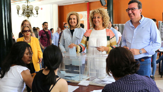 Pilar Marín ha depositado su voto acompañada por Fátima Báñez y Manuel Andrés González.
